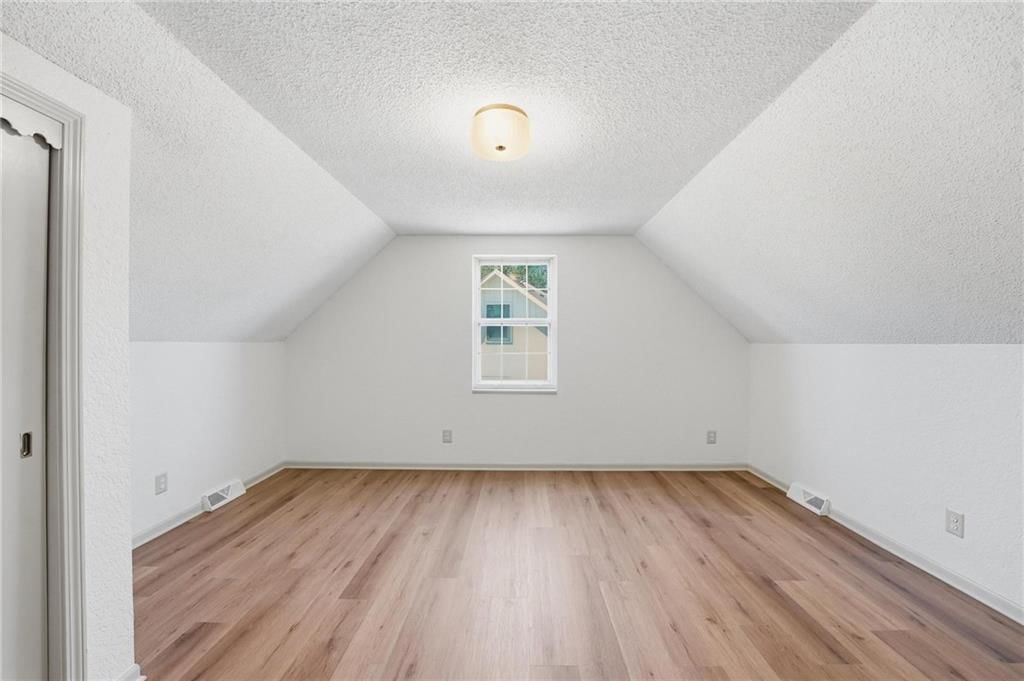 211 NE Hearnes Avenue — photo 41