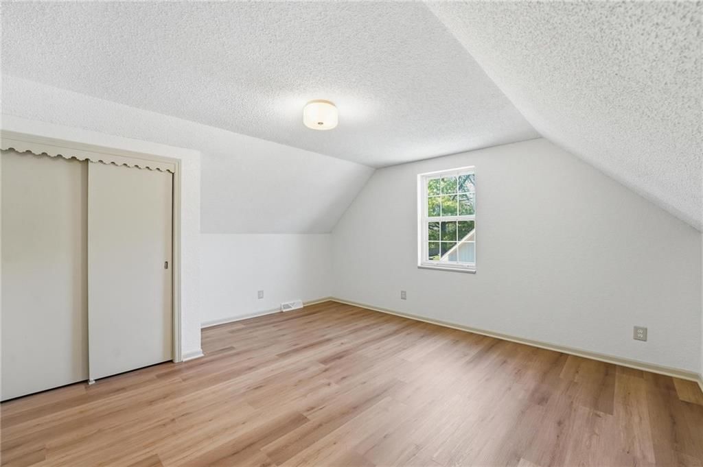 211 NE Hearnes Avenue — photo 43
