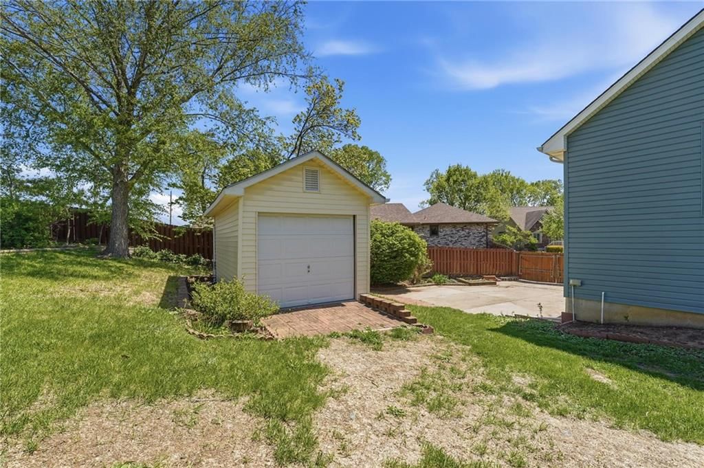 211 NE Hearnes Avenue — photo 49
