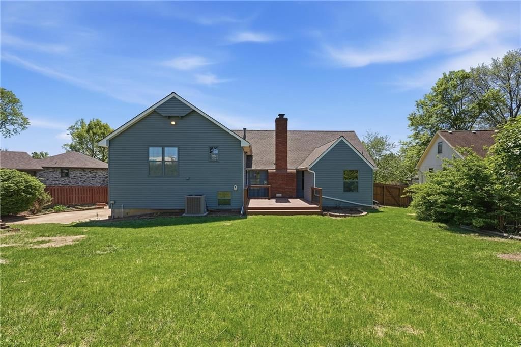 211 NE Hearnes Avenue — photo 51