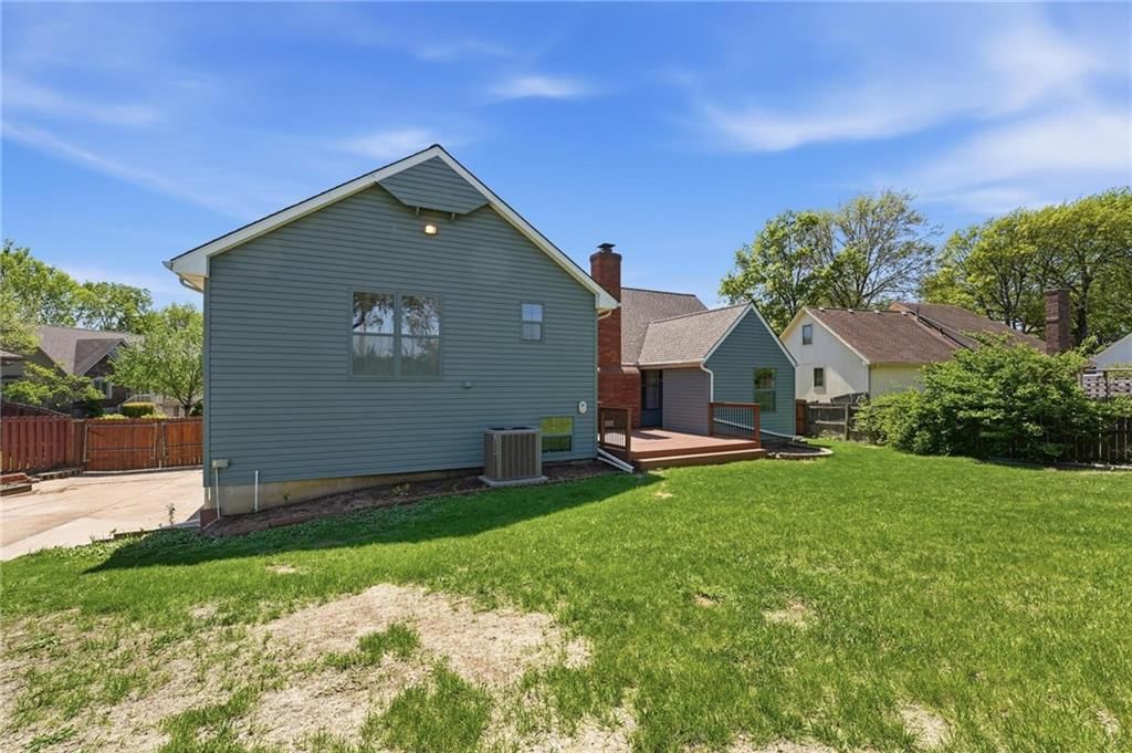 211 NE Hearnes Avenue — photo 52