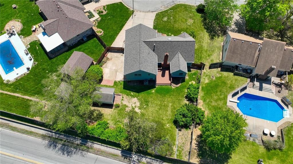 211 NE Hearnes Avenue — photo 62