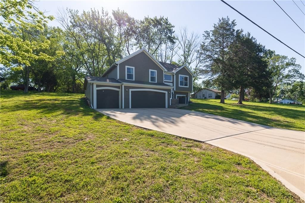 7309 NW Locust Drive — photo 2
