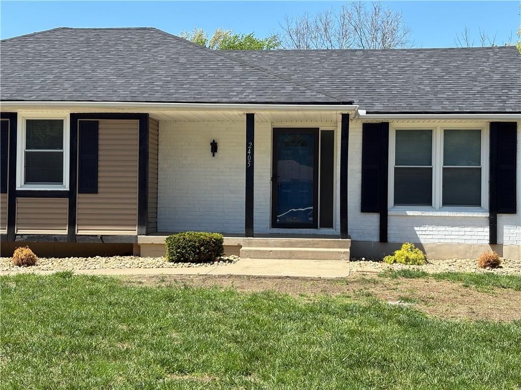 2405 SW Madrid Court — photo 2