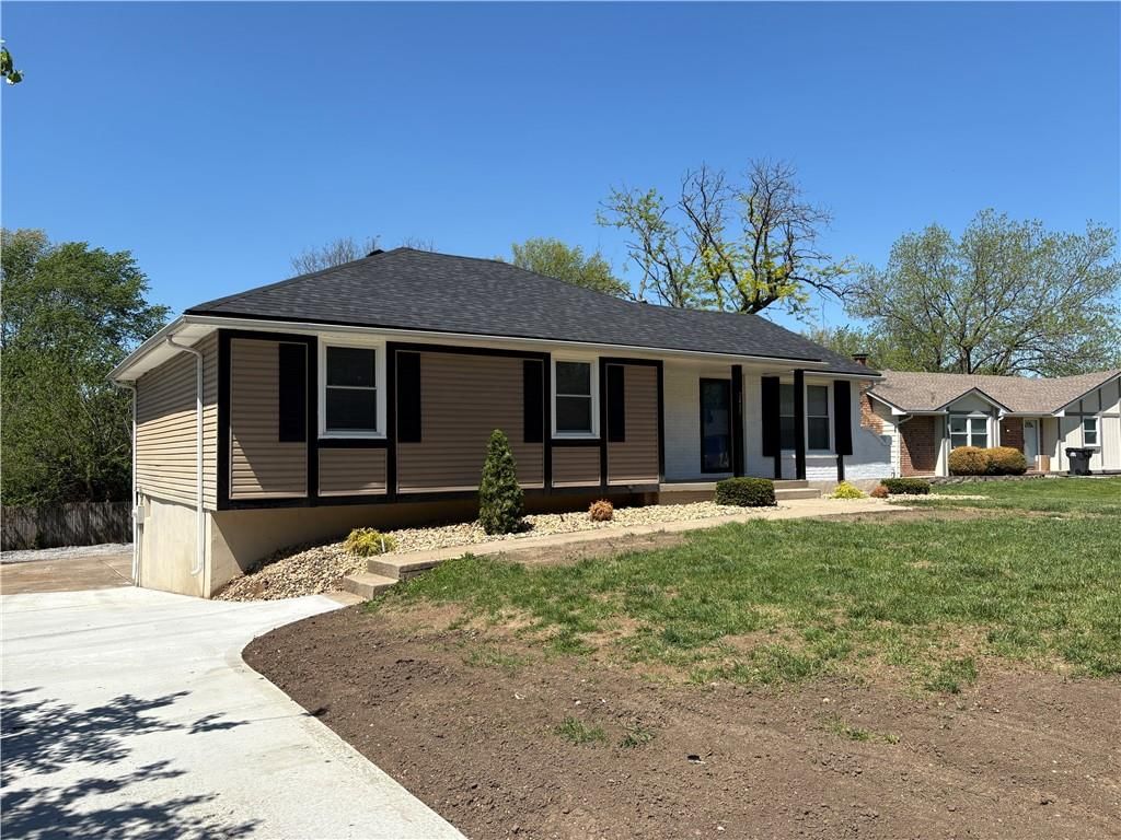 2405 SW Madrid Court — photo 3