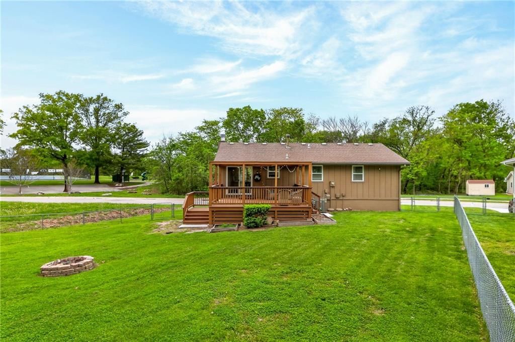 525 NE Noeleen Lane — photo 9
