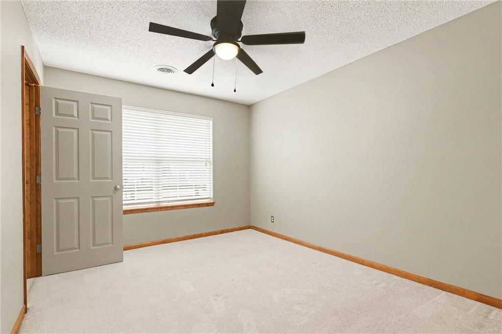 600 SE Saratoga Drive — photo 2