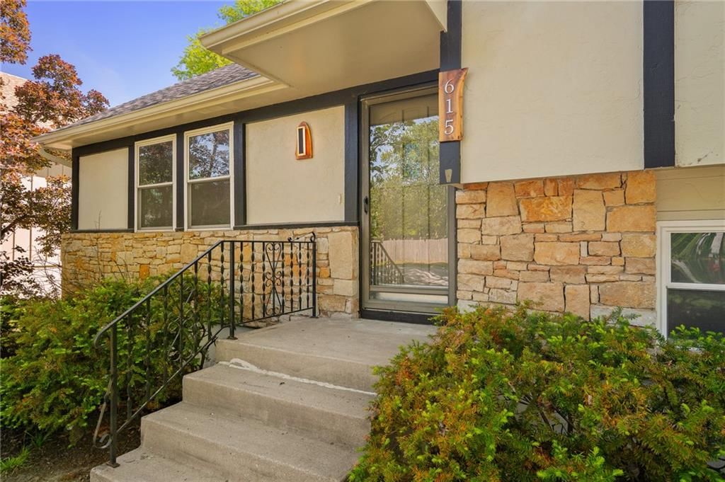 615 SE Westwind Drive — photo 2