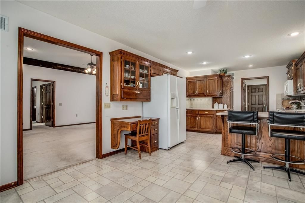 3316 S Victoria Drive — photo 8