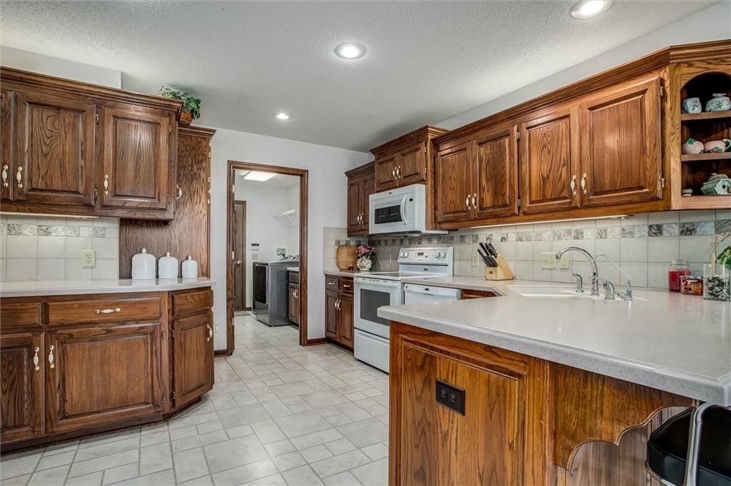 3316 S Victoria Drive — photo 9