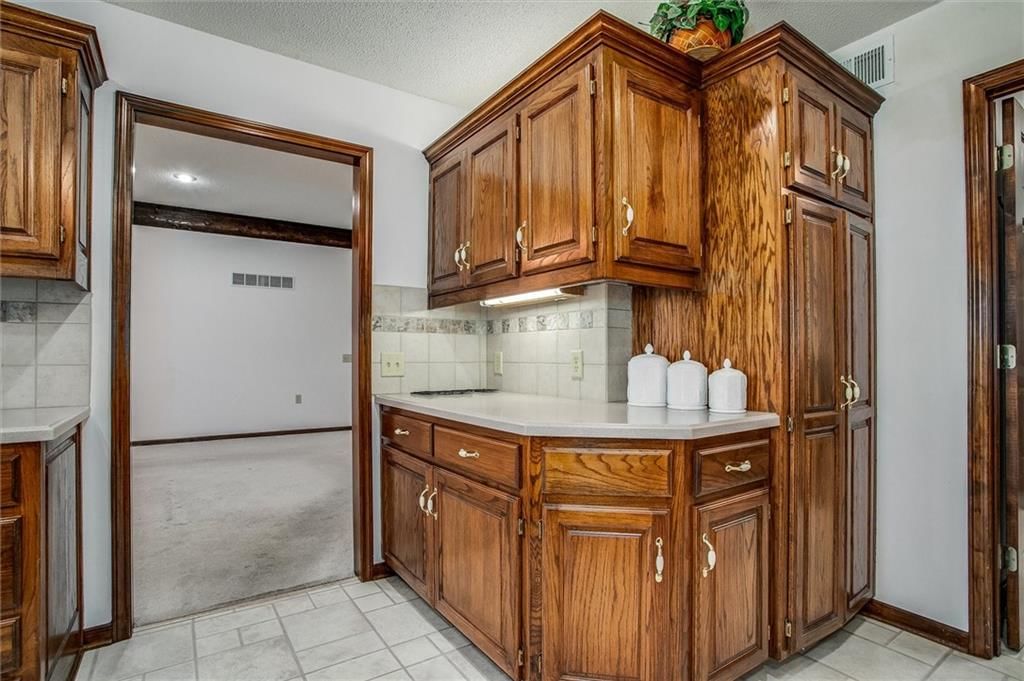 3316 S Victoria Drive — photo 10