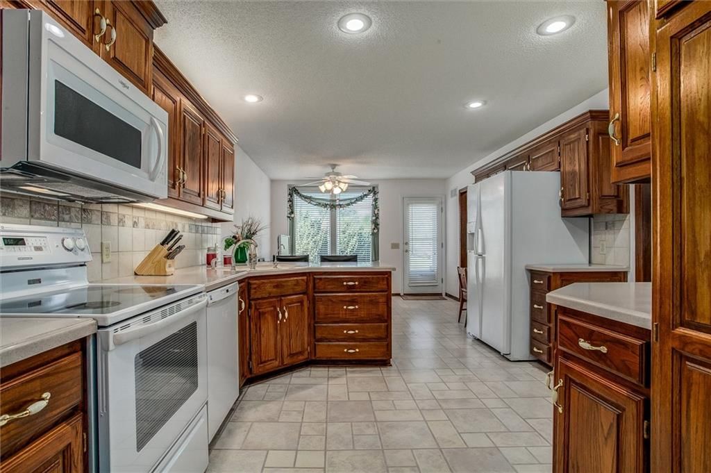 3316 S Victoria Drive — photo 12