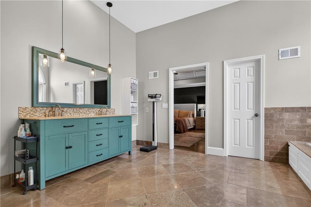 13118 Lamar Avenue — photo 42