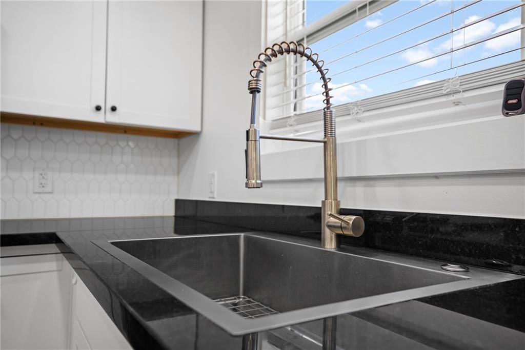 502 E Arthur Street — photo 16