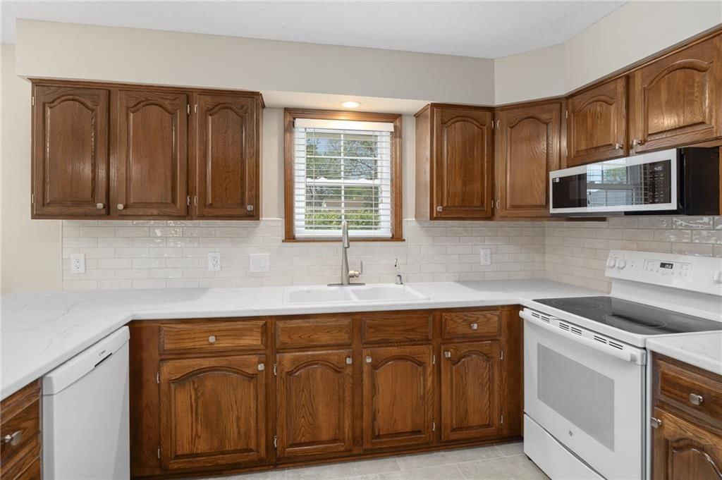 1800 Country Club Drive — photo 12