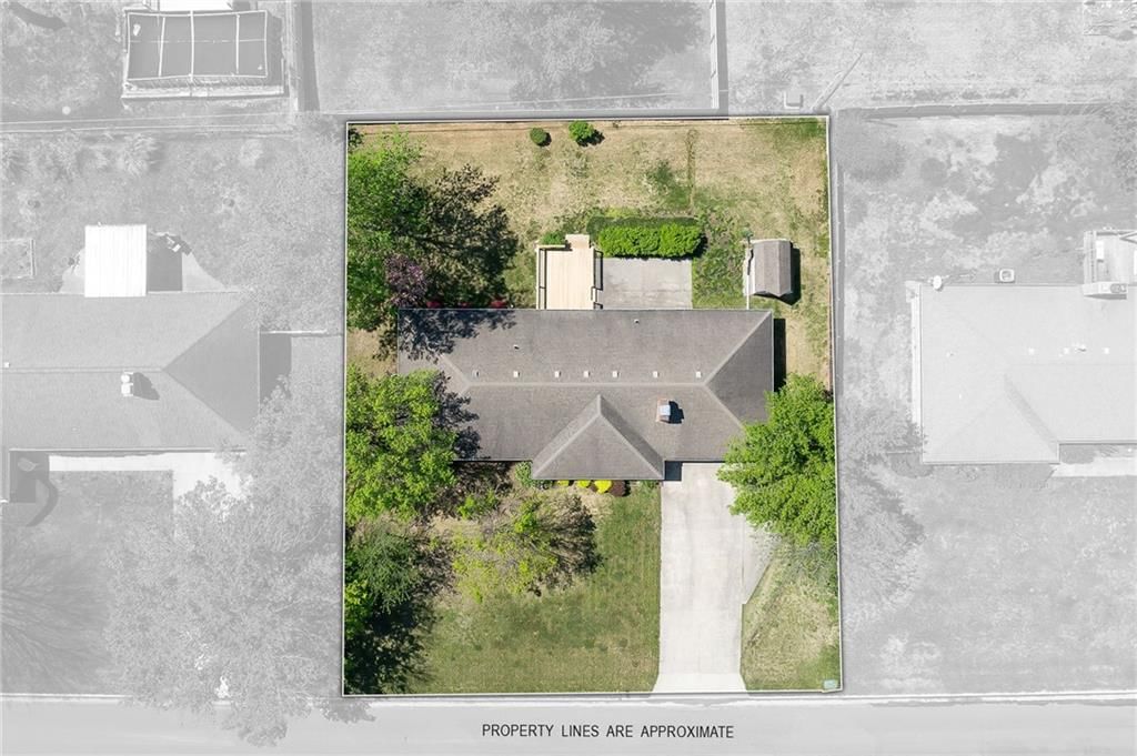 1800 Country Club Drive — photo 32