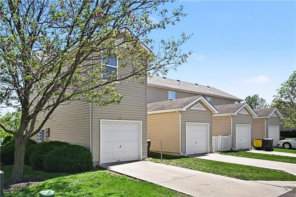 8156 N Oakley unit 17-D Avenue — photo 24