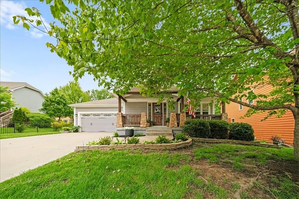 325 Creekwood Drive — photo 2