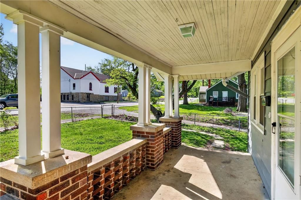 112 N Ash Avenue — photo 4