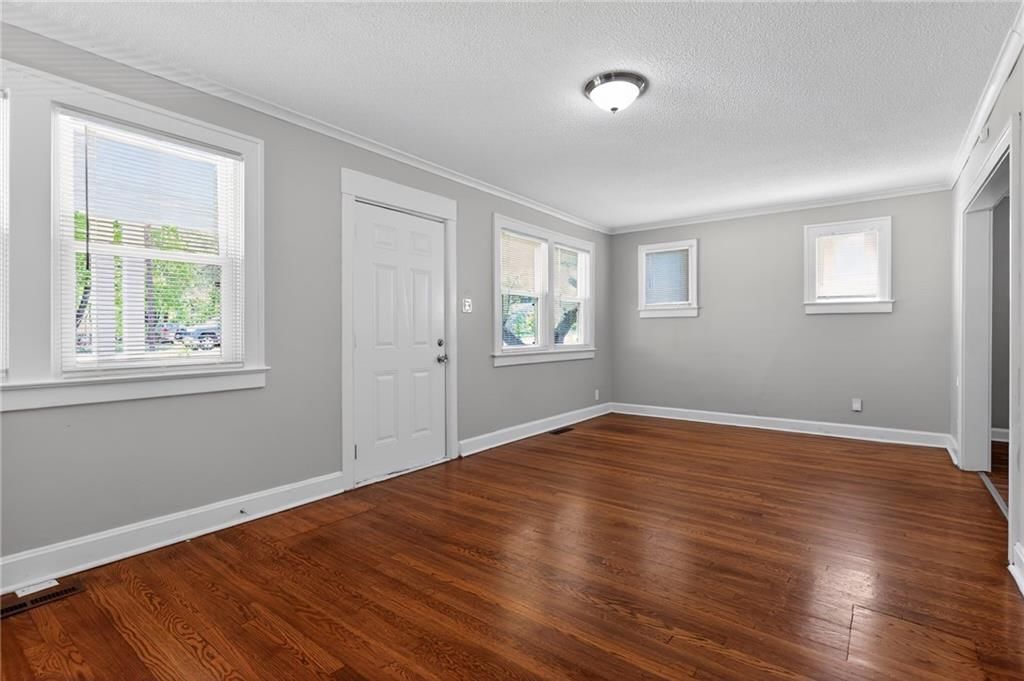 112 N Ash Avenue — photo 14