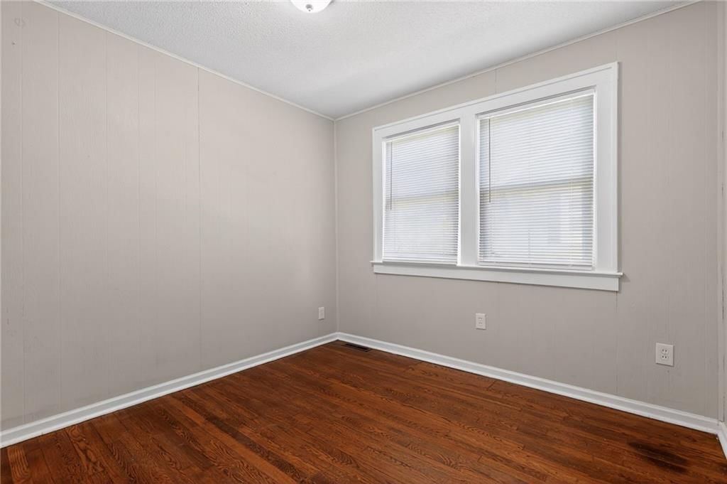 112 N Ash Avenue — photo 16