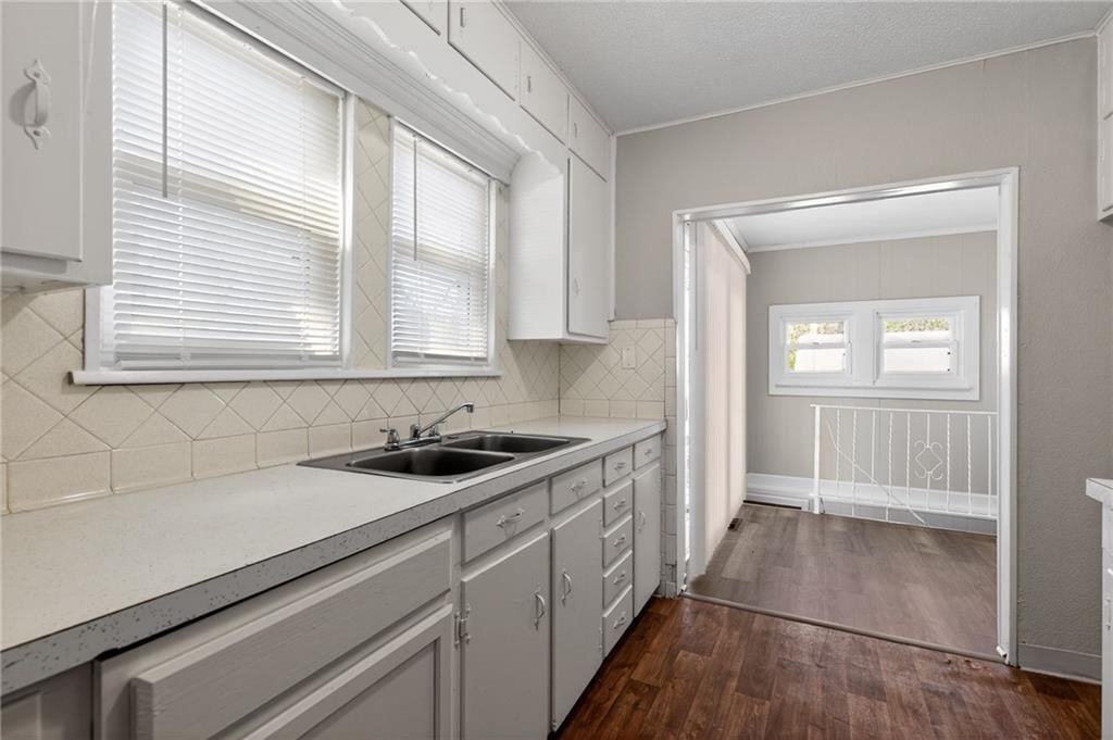112 N Ash Avenue — photo 22