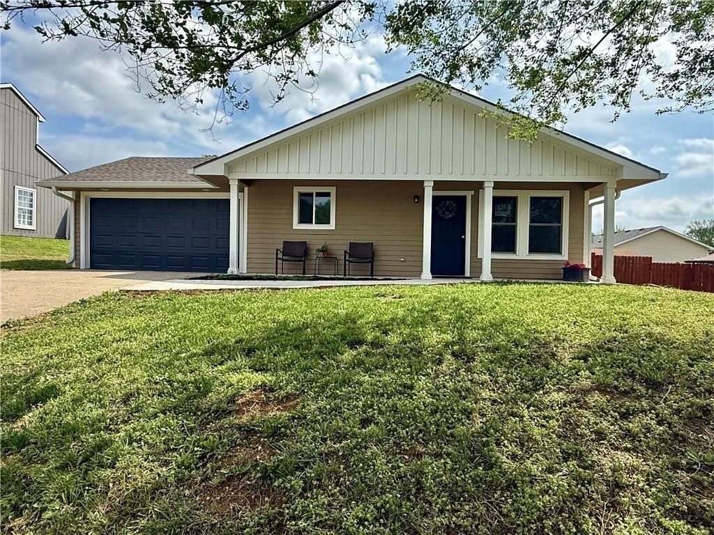 1622 Lindenwood Lane, Lawrence, KS