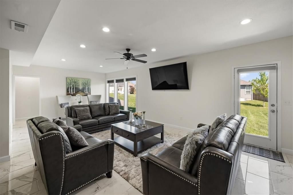 9419 N Bell Street — photo 32
