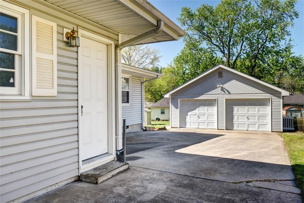 802 N Crow Avenue — photo 3