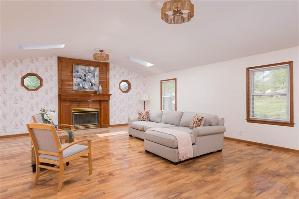 802 N Crow Avenue — photo 6