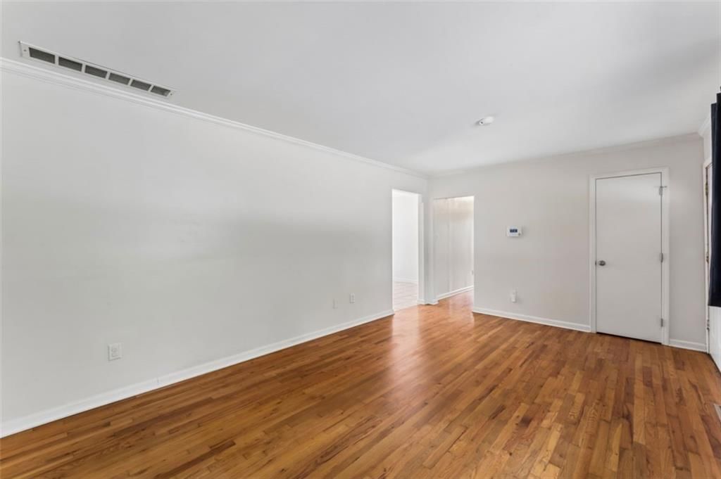 2400 Woodend Avenue — photo 7