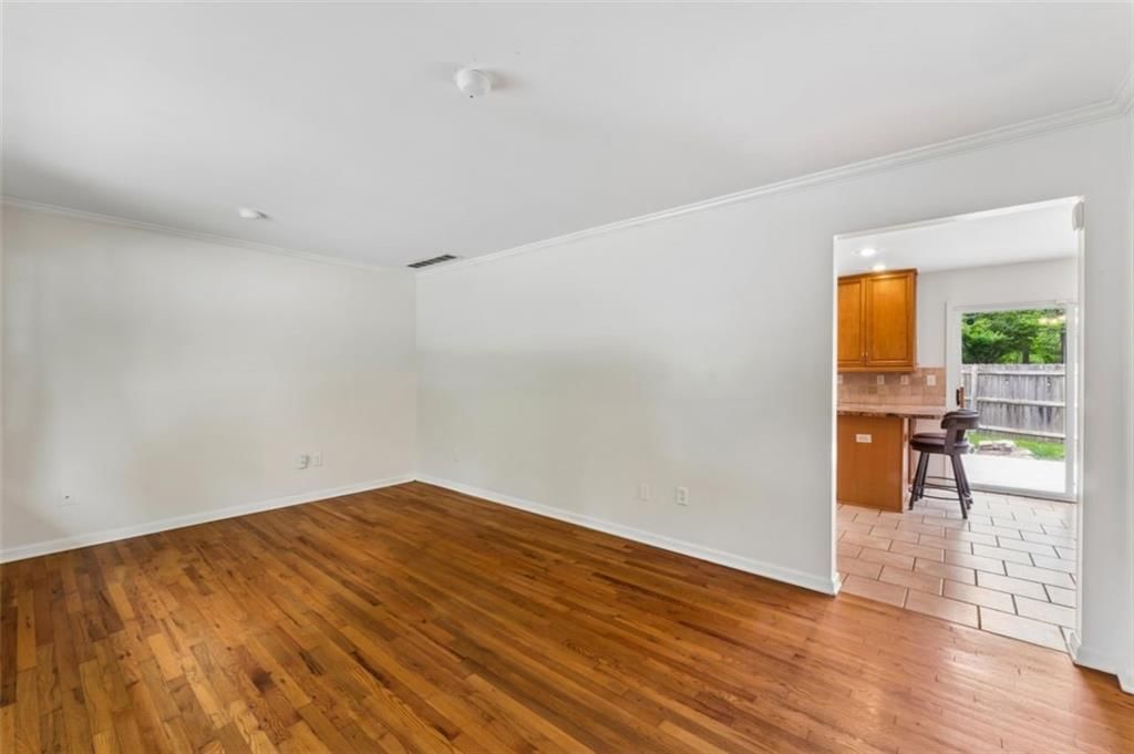 2400 Woodend Avenue — photo 8