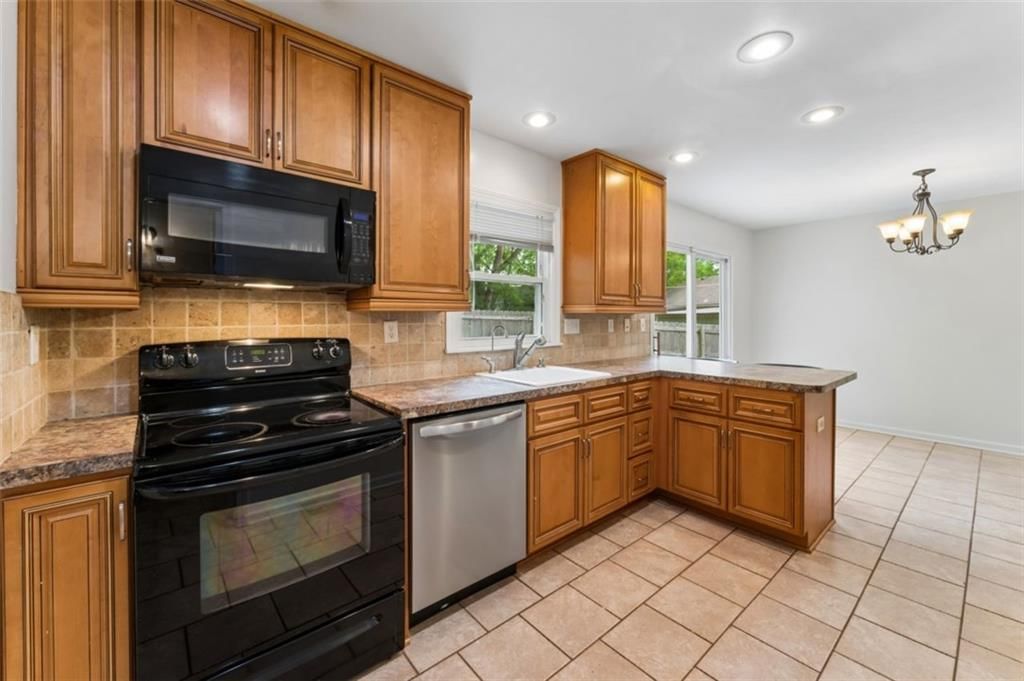 2400 Woodend Avenue — photo 11