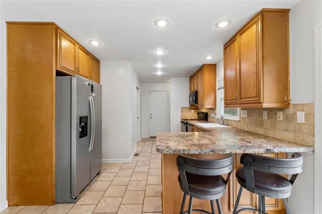 2400 Woodend Avenue — photo 13