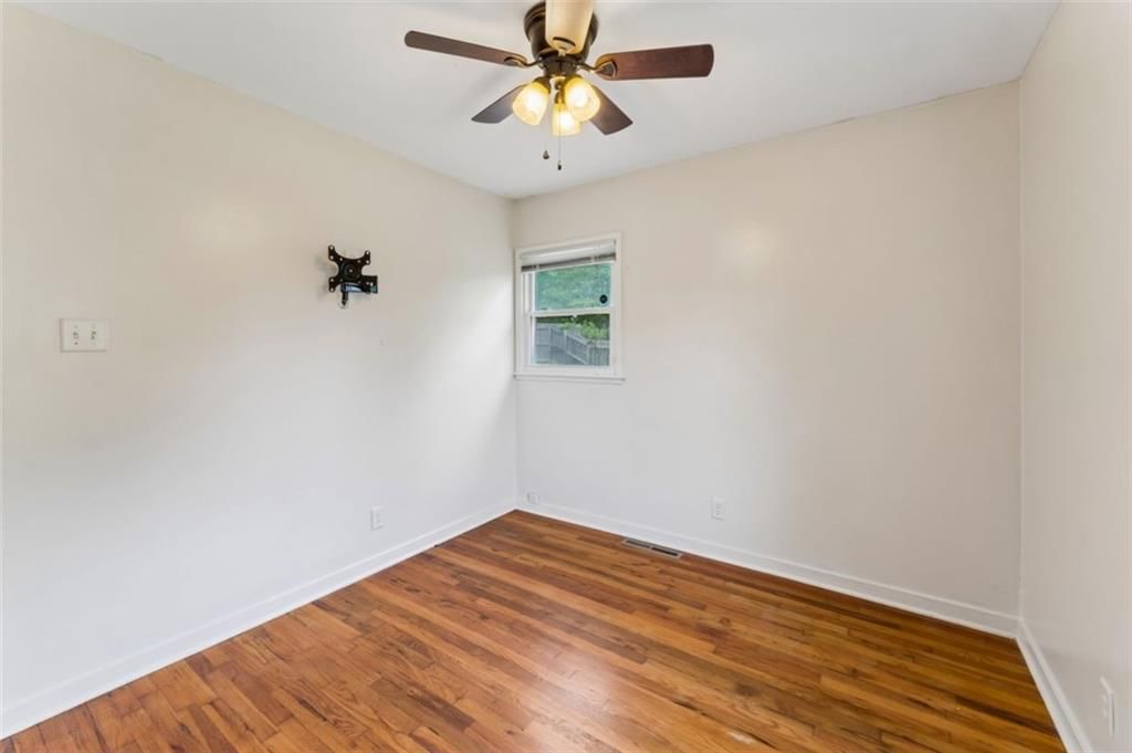2400 Woodend Avenue — photo 19