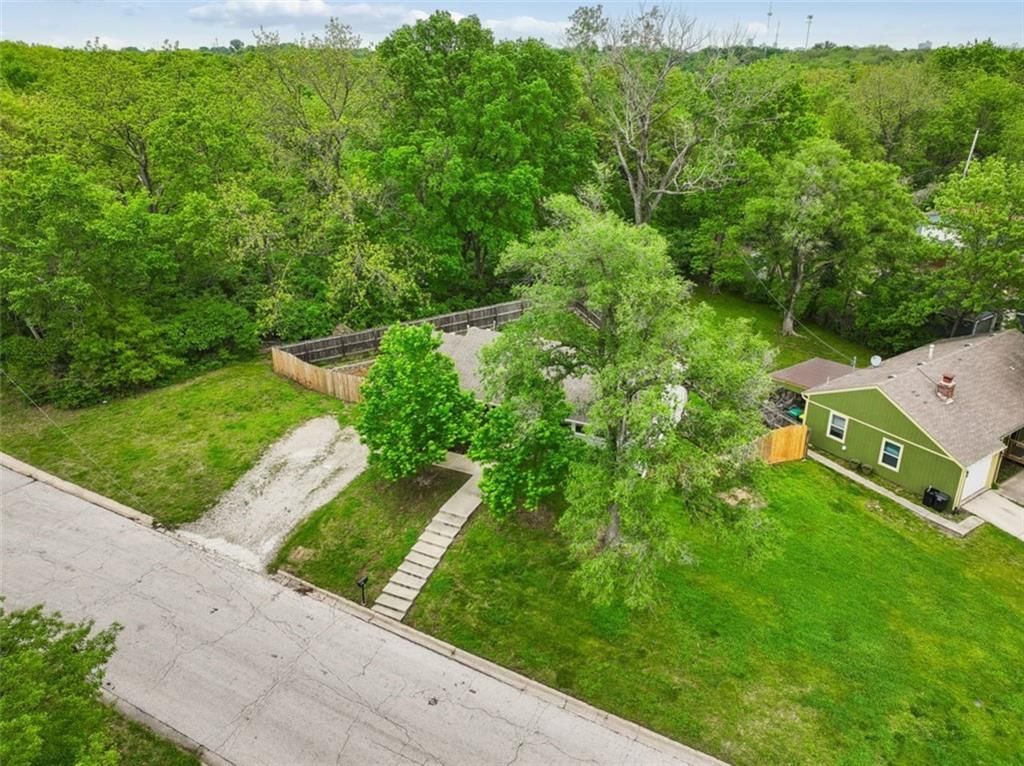 2400 Woodend Avenue — photo 32