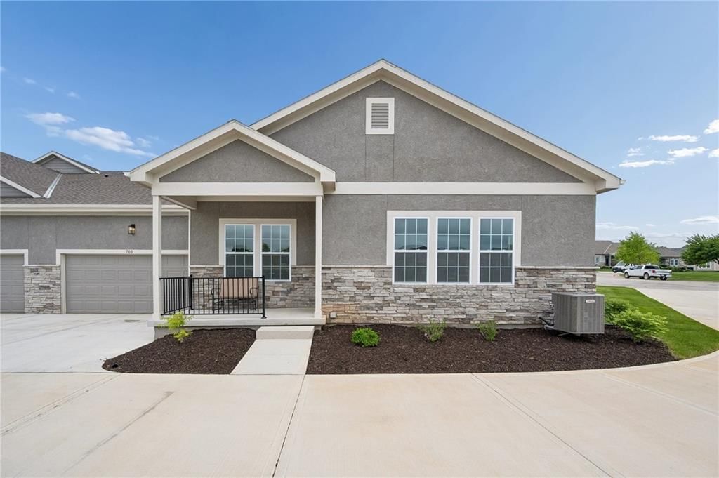 11901 S Tallgrass Drive, Olathe, KS