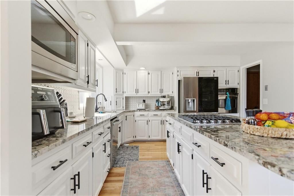 222 NW Locust Street — photo 15