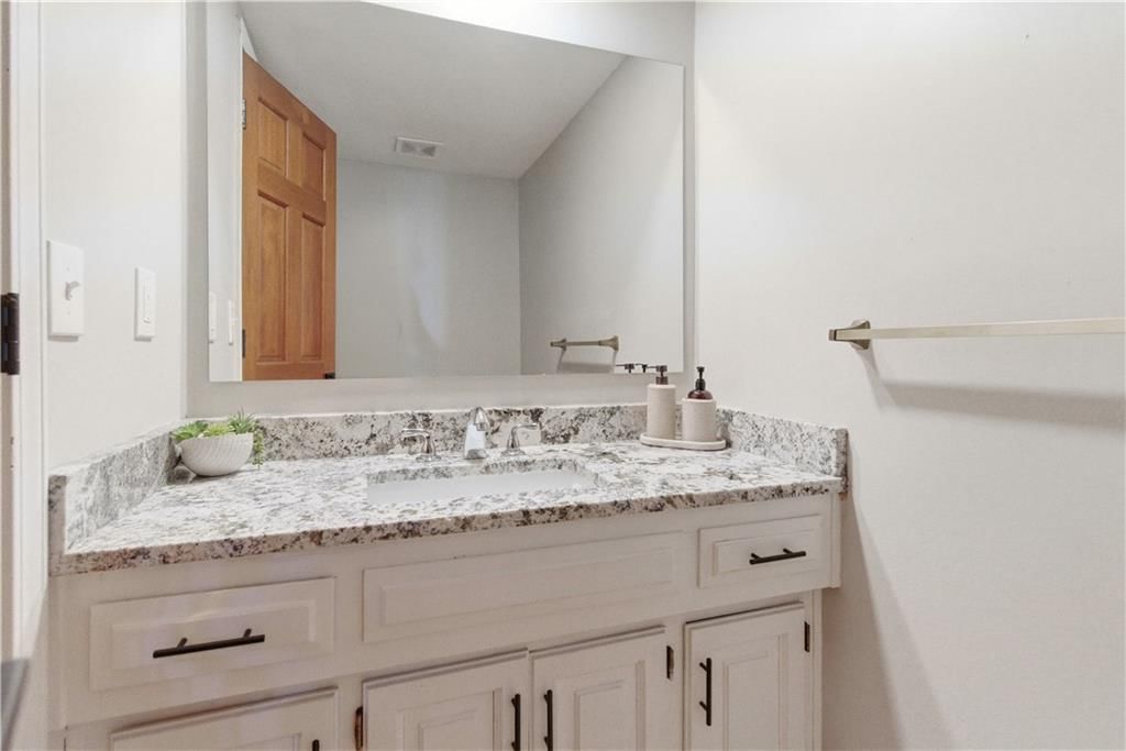 222 NW Locust Street — photo 27