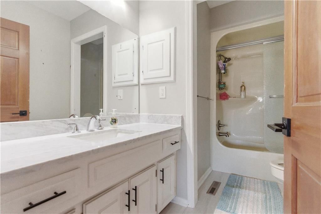 222 NW Locust Street — photo 45