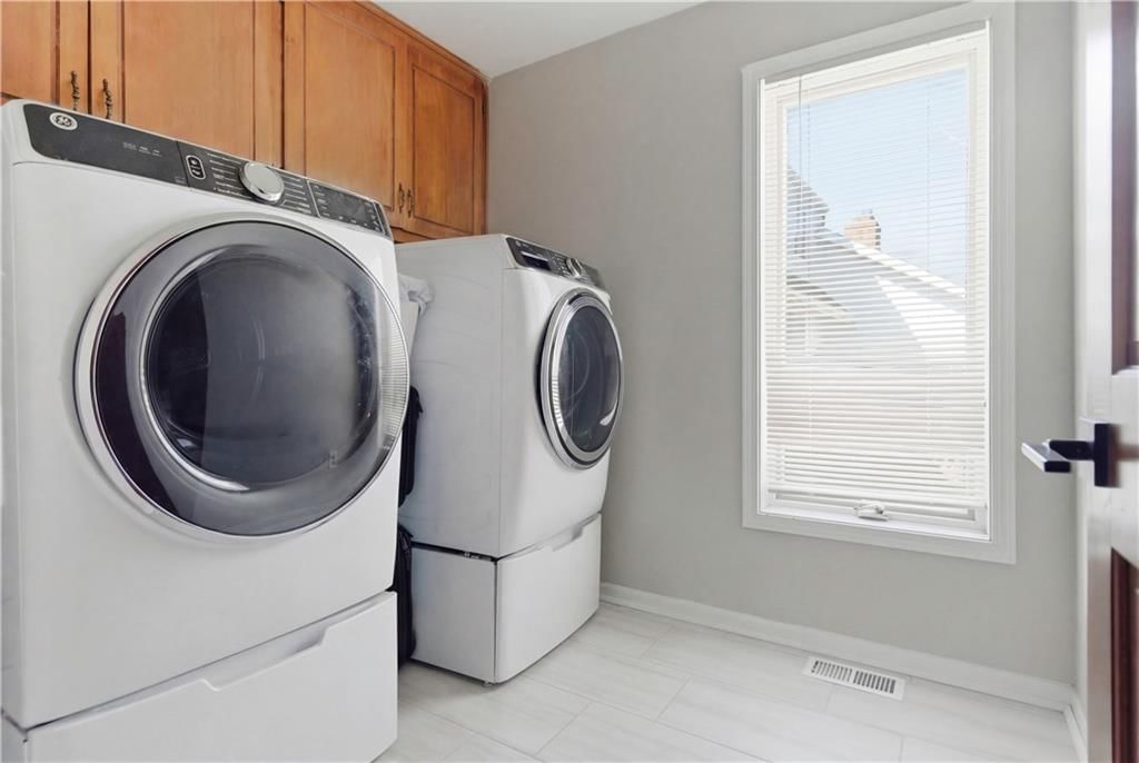 222 NW Locust Street — photo 46