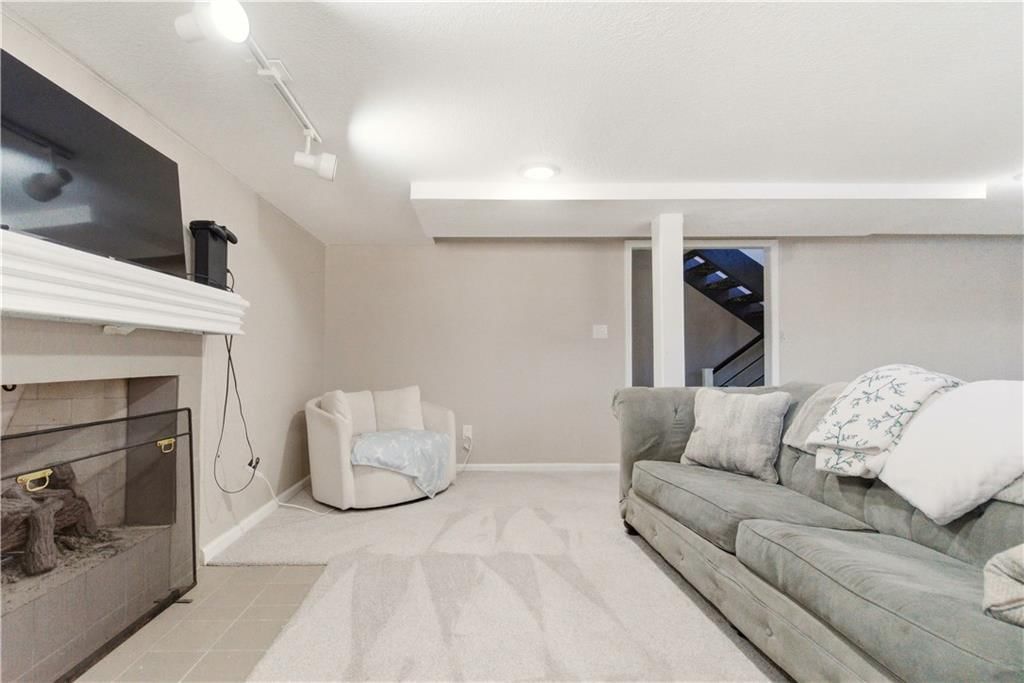 222 NW Locust Street — photo 50