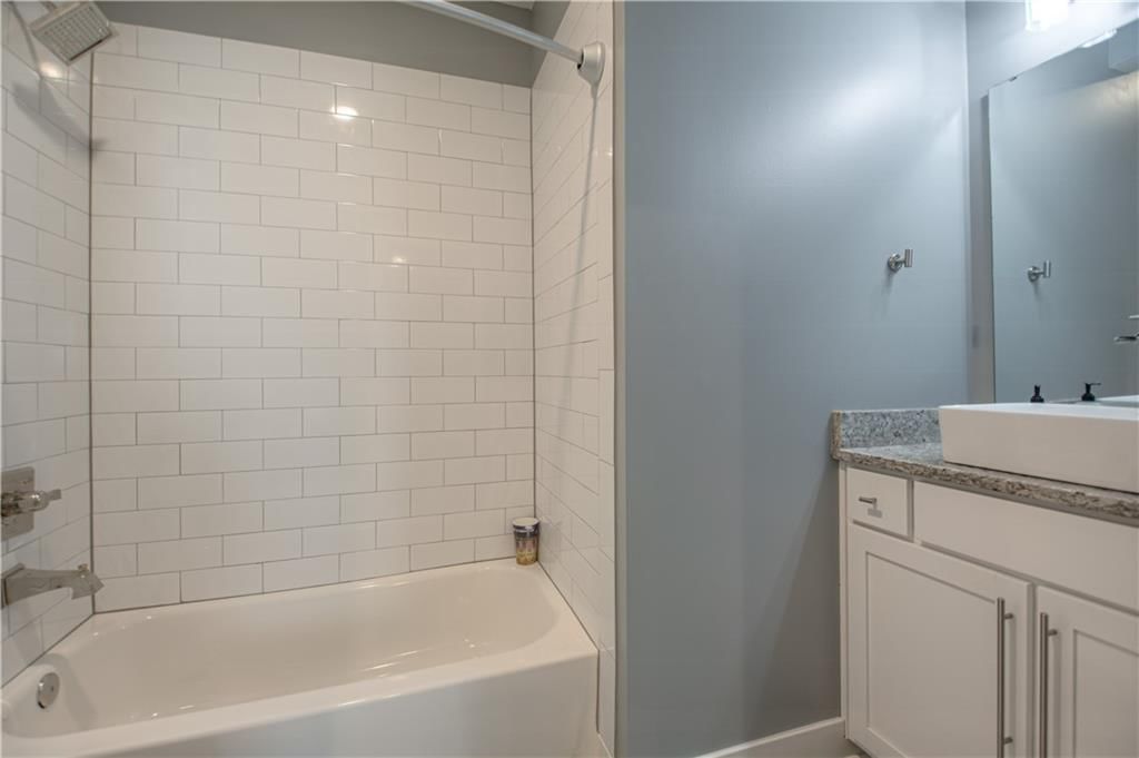 2546 Tracy Avenue — photo 32