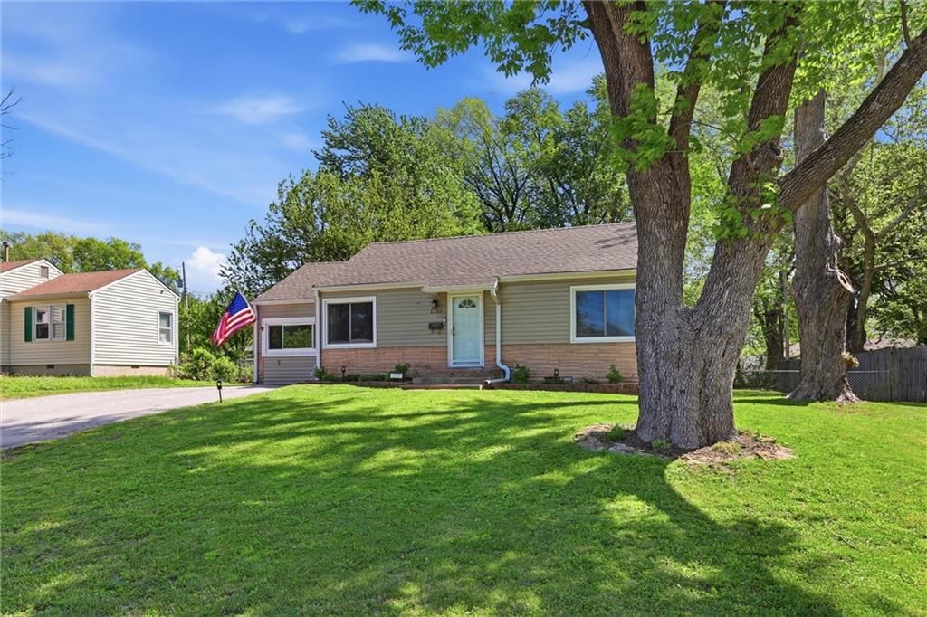 8233 Woodward Street — photo 2