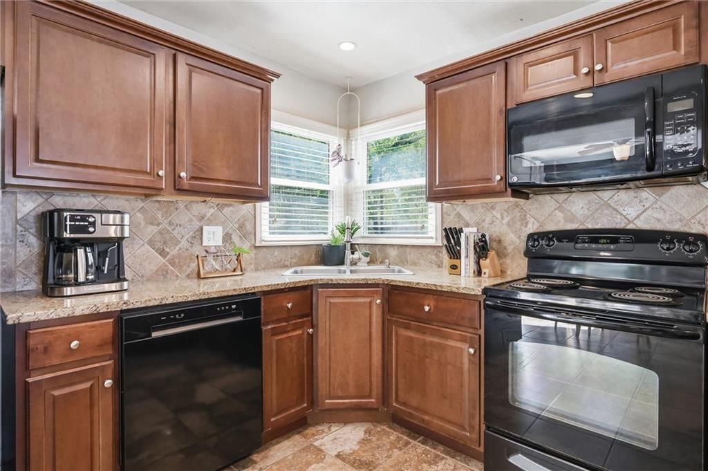 8233 Woodward Street — photo 9