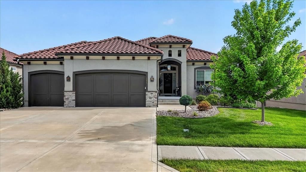 1217 SW Pebble Lane — photo 1