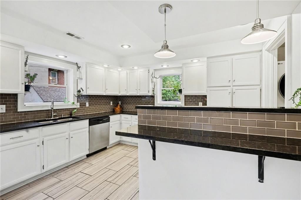 820 E 41ST Street — photo 10