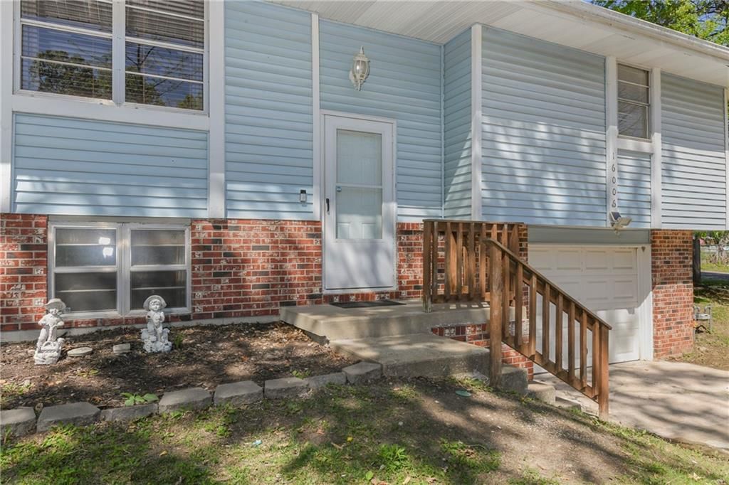 16006 Lawrence Avenue — photo 2