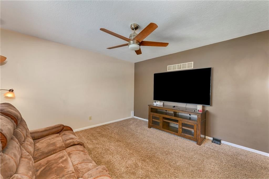 16006 Lawrence Avenue — photo 9