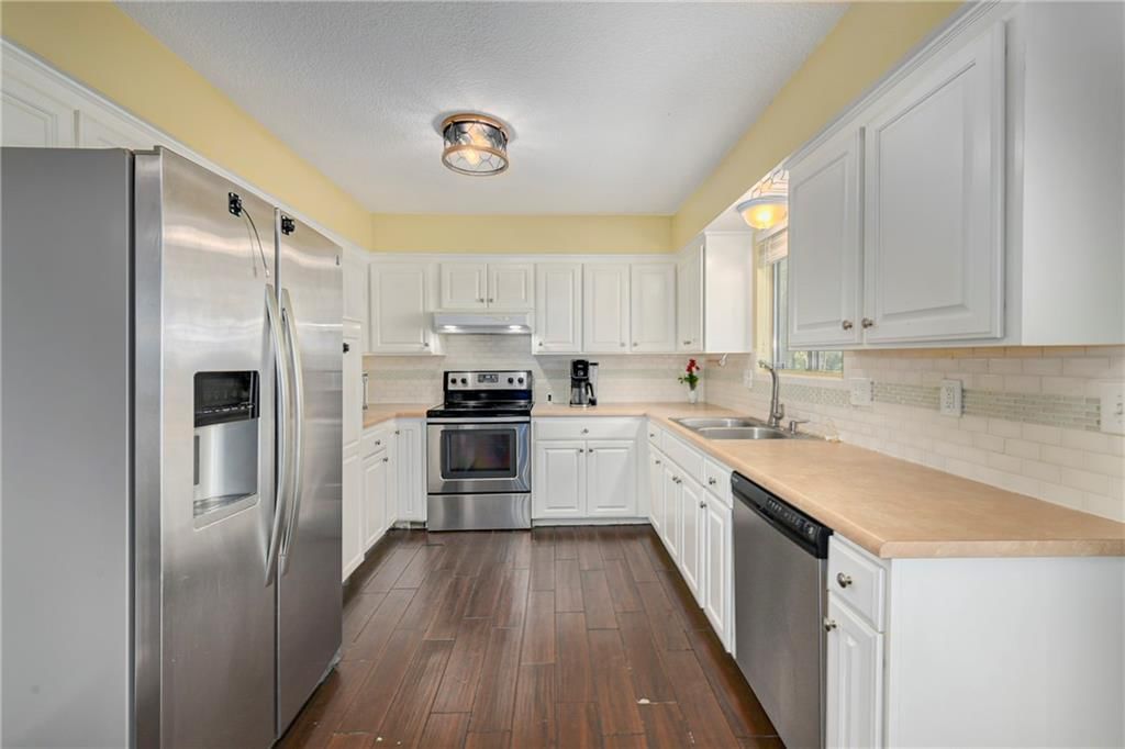 16006 Lawrence Avenue — photo 10